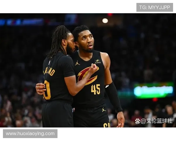 老队友重聚骑士公牛赛前米切尔阿伦与奥科罗亲切交谈回忆往昔